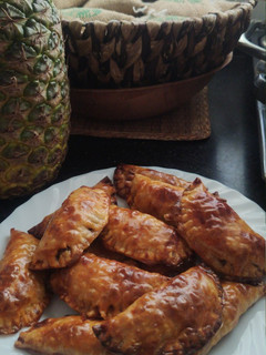 Una foto de Empanadillas de berenjena, atún, cebolla y tomate