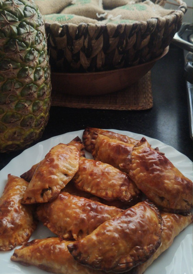 Una foto de Empanadillas de berenjena, atún, cebolla y tomate