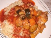 Une photo de pois chiches poulet tomates