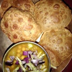 A picture of Chole puri.