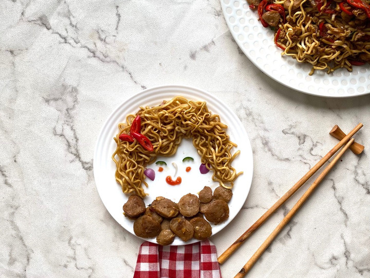 Bagaimana Membuat Mie Goreng Bakso Bumbu Iris yang Bikin Ngiler