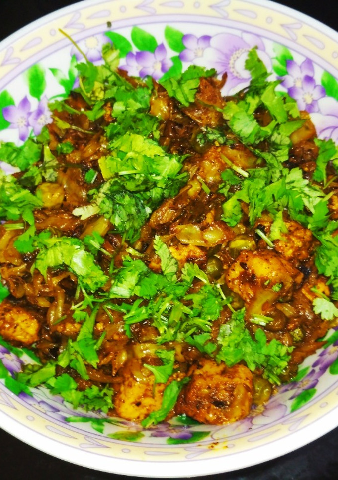 A picture of Cabbage Mutter Paneer.