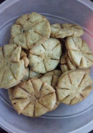 A picture of Flower shape mathri.