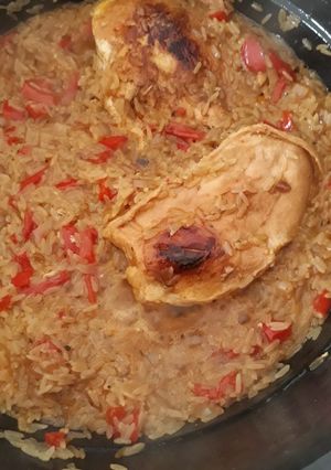 Una foto de Arroz con pollo y condimento para arroz