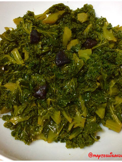 Una foto de KALE SALTEADO CON AJO NEGROReceta vegana/vegetariana
