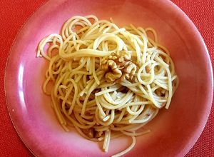 Foto di Spaghetti con burro senza lattosio, alici e noci