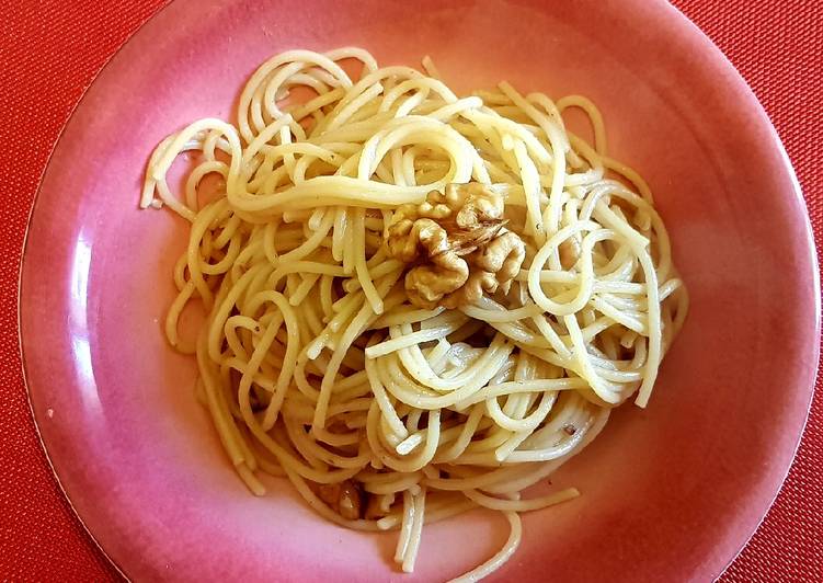 Easiest Way to Make Premiato Spaghetti con burro senza lattosio, alici e noci
