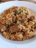Arroz de pollo especiado y butifarra con ceps