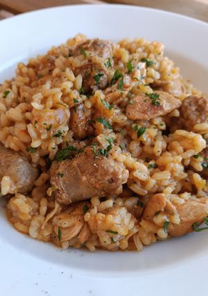 Una foto de Arroz de pollo especiado y butifarra con ceps