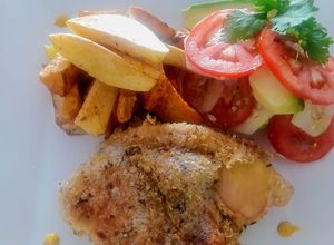 Una foto de Pechuga de Pollo rellena con Jamón, Queso y Chimichurri a lo Carmelita