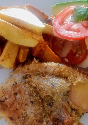 Una foto de Pechuga de Pollo rellena con Jamón, Queso y Chimichurri a lo Carmelita