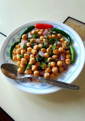 A picture of Kabuli boot (chana boot) salad for evening.
