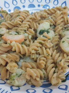 Una foto de Pasta de lentejas, con ajo, perejil y gambas
