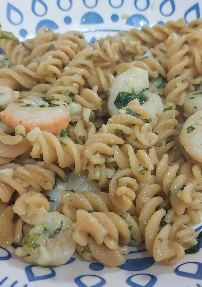 Una foto de Pasta de lentejas, con ajo, perejil y gambas