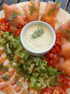 Una foto de Fuente de langostinos y salmón con salsa de alcaparras