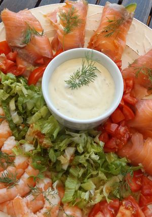 Foto principal de Fuente de langostinos y salmón con salsa de alcaparras