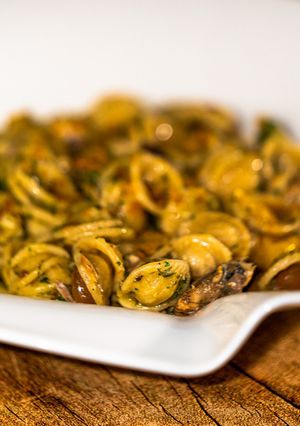 Foto di Orecchiette allo Sgombro con Crema di Prezzemolo ed Acciughe & Pomodorini Gialli