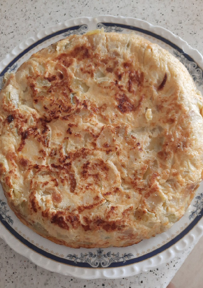 Una foto de Tortilla de calabacín y cebolla