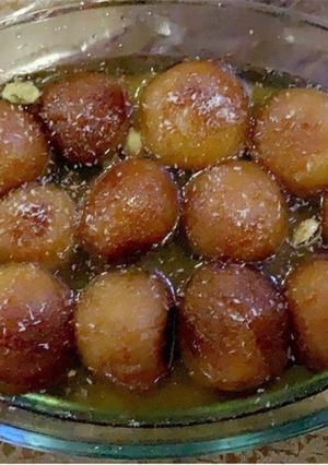 A picture of Gulab jamun.