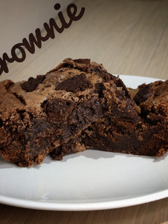 Una foto de Brownie con galletas de chocolate