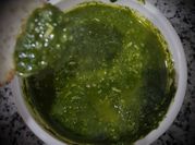 Una foto de pesto de albahaca y perejil