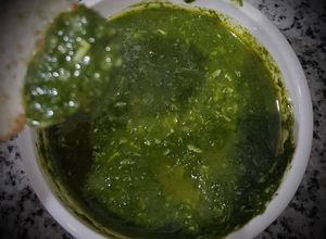 Una foto de Pesto de albahaca y perejil