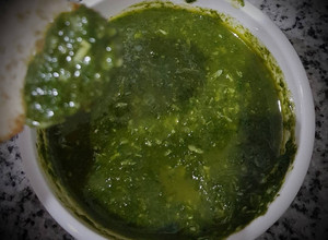 Una foto de Pesto de albahaca y perejil