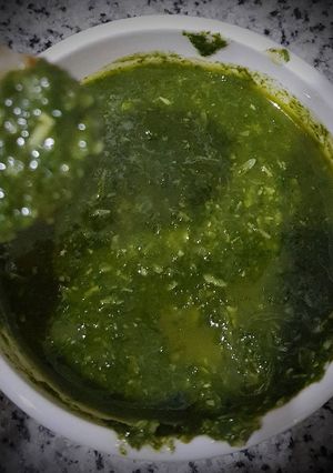 Una foto de Pesto de albahaca y perejil