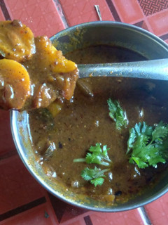 அரைத்து ஊற்றிய பூண்டுக் குழம்பு (Poondu kulambu recipe in tamil) செய்முறை முக்கிய புகைப்படம்