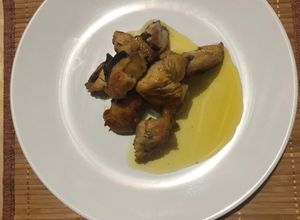 Una foto de Pollo al ajillo