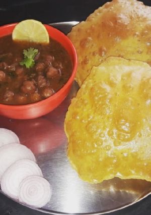 A picture of Masala Chole Puri.