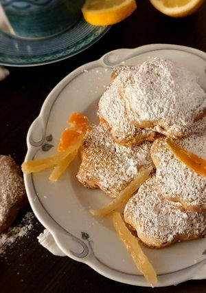 Foto di Biscotti all'arancia vegan con scorze d'agrumi e cioccolato