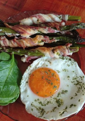 Túrós spárga baconbe tekerve recept fotója