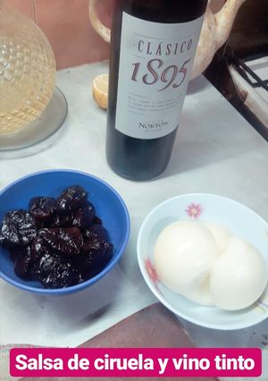 Una foto de Salsa de ciruelas y vino tinto