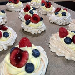 Mini pavlovas A picture of Mini pavlovas.
