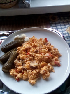 Hagymás, szalonnás, kolbászos tojásrántotta recept fotója