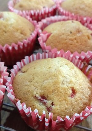 Una foto de Muffins de frutillas y almendras (o no) a la isma
