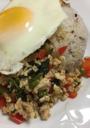 Una foto de Pollo Thai con Albahaca