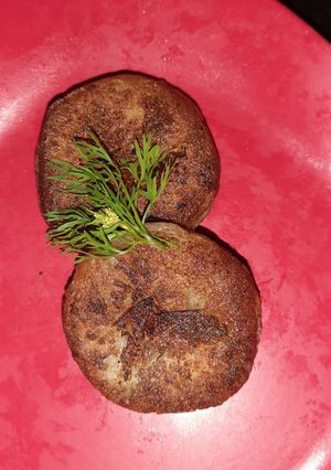 A picture of Green peas stuffed potato patties.