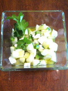 Una foto de Ensalada de pepinos con queso  ©