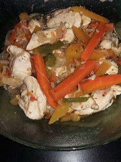 Una foto de Pollo salteado con verduras