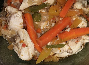 Una foto de Pollo salteado con verduras