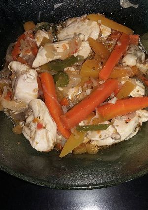 Una foto de Pollo salteado con verduras