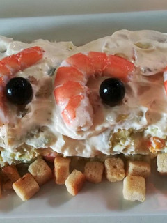 Una foto de Ensaladilla de aguacate y langostinos