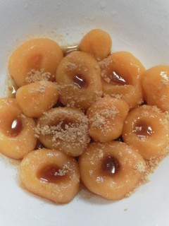 Una foto de Dango (bolitas de mochi) y la versión fácil de masticar. Apta celiacos y múltiples alergias.