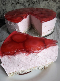 Una foto de Tarta de yogurt griego con fresas y bizcocho de almendras
