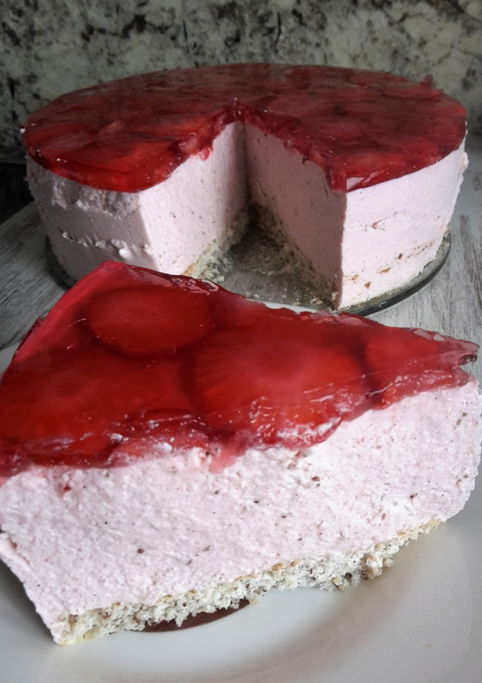 Una foto de Tarta de yogurt griego con fresas y bizcocho de almendras