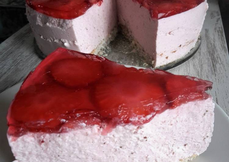 Tarta de yogurt griego con fresas y bizcocho de almendras