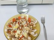 Una foto de ensalada manzana y maní