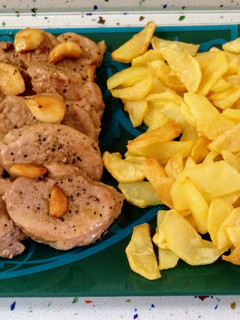 Una foto de Solomillo al whisky con patatas fritas